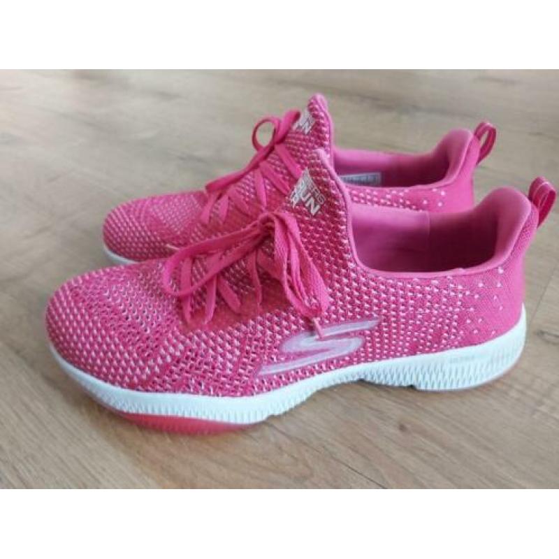 Schoenen25 - Zgan roze skechers maat 39 (1)