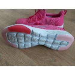 Schoenen25 - Zgan roze skechers maat 39 (1)