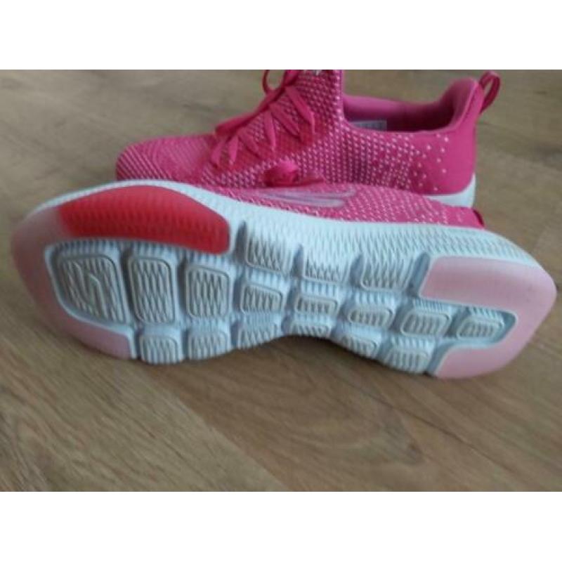 Schoenen25 - Zgan roze skechers maat 39 (1)