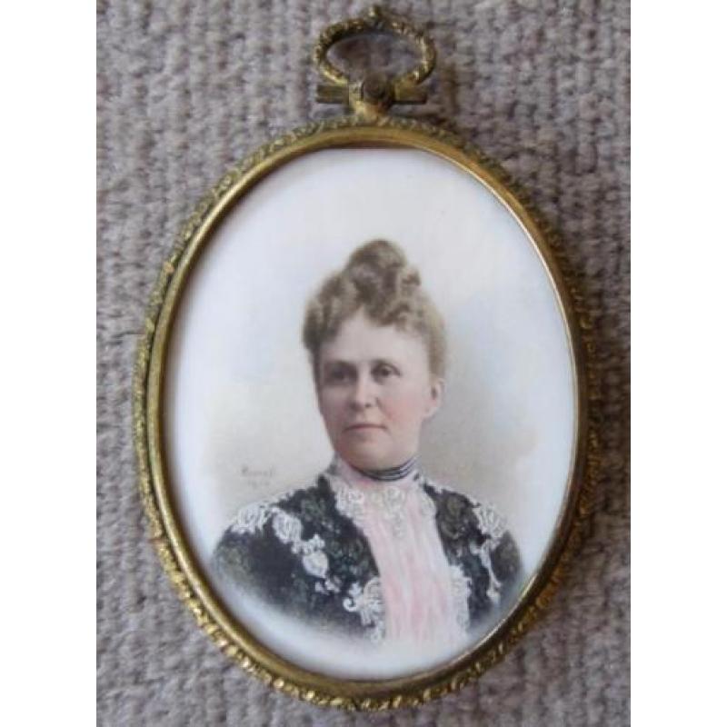 ca 1910/20 = portret miniatuur van een dame = gesigneerd=