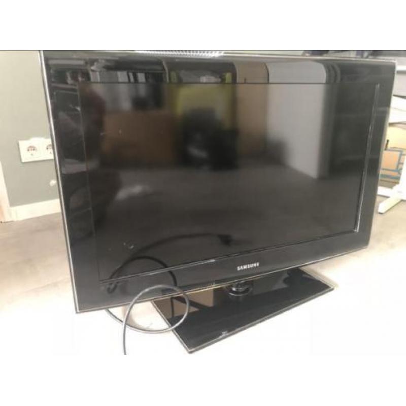 ZGAN: Samsung tv 32 inch (le32b550)